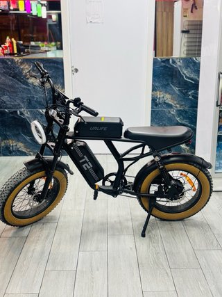 Bicicleta eléctrica urbana negra