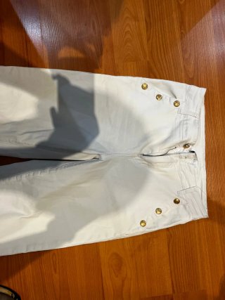 Pantalones blancos con botones dorados