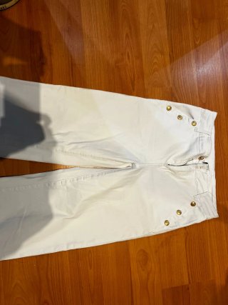 Pantalones blancos con botones dorados