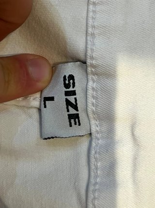 Pantalones blancos con botones dorados
