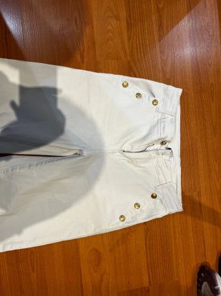 Pantalones blancos con botones dorados