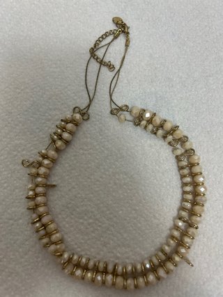 Collar con cuentas marrones y blancas