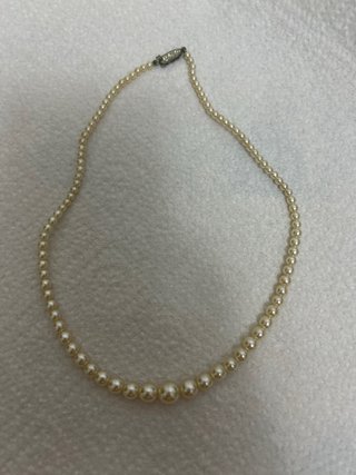 Collar con cuentas marrones y blancas