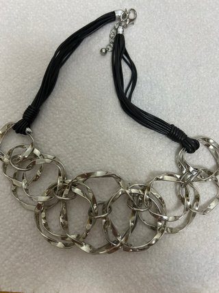 Collar con cuentas marrones y blancas