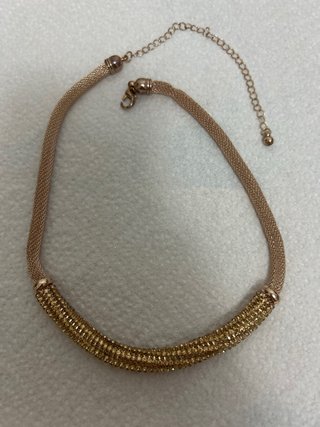 Collar con cuentas marrones y blancas