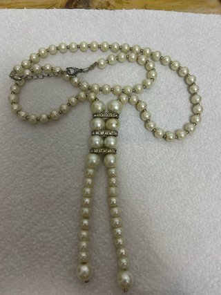 Collar con cuentas marrones y blancas