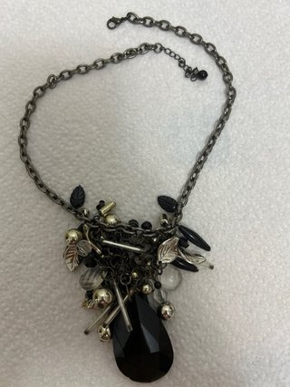 Collar con cuentas marrones y blancas