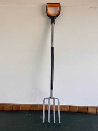 Horca Fiskars 4 púas 120cm jardinería