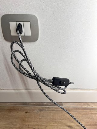 Lampada a forma di penna BIC rossa
