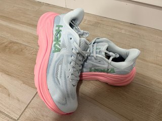 Zapatillas Hoka Mujer azul celeste y Rosa