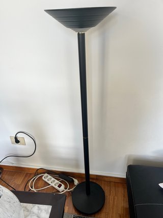 Lámpara de pie negra moderna