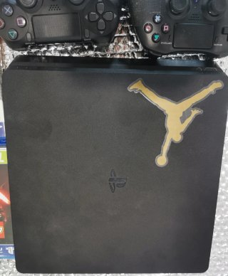 PS4 Slim Negra + 2 Juegos + 2 Mandos