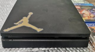 PS4 Slim Negra + 2 Juegos + 2 Mandos