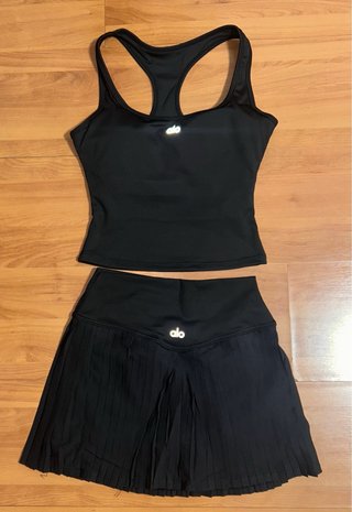 Conjunto Alo Yoga Falda y Top Negro