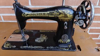 Máquina de coser Singer antigua.