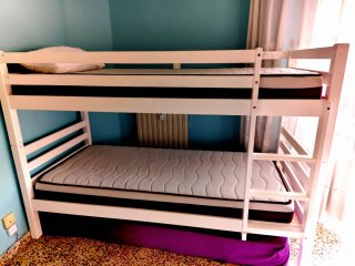 Litera de madera blanca con un colchon