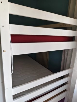Litera de madera blanca con un colchon
