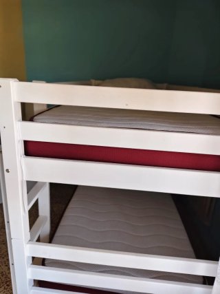 Litera de madera blanca con un colchon
