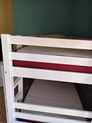 Litera de madera blanca con un colchon