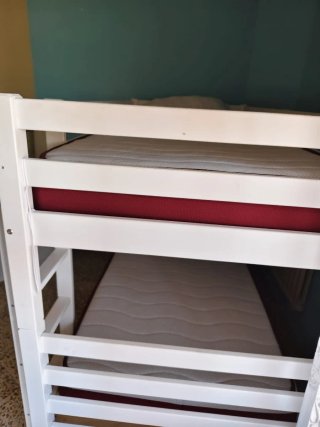 Litera de madera blanca con un colchon