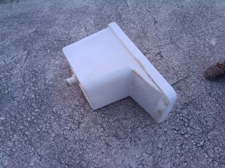 Pila de cerámica blanca