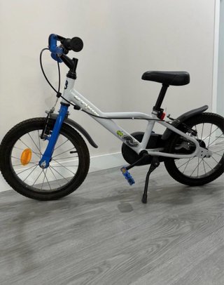 Bicicleta infantil blanca y azul