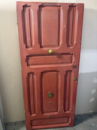 Puerta antigua de madera con herrajes