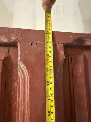 Puerta antigua de madera con herrajes