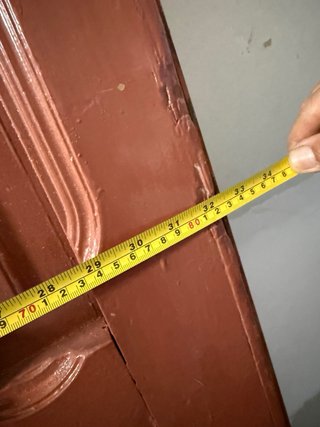 Puerta antigua de madera con herrajes