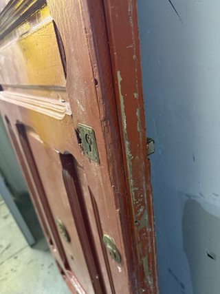 Puerta antigua de madera con herrajes