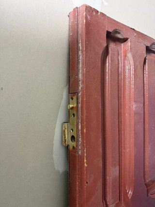 Puerta antigua de madera con herrajes