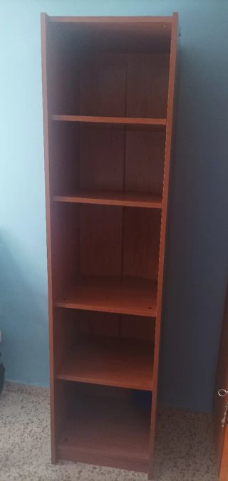 Estantería de madera marrón