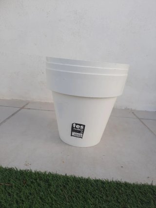 Macetas de plástico blancas