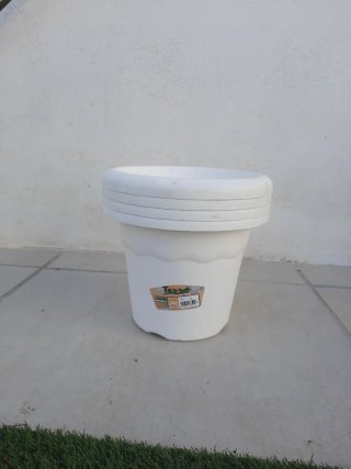 Macetas de plástico blancas