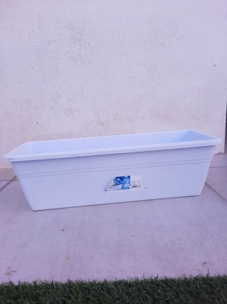 Macetas de plástico blancas