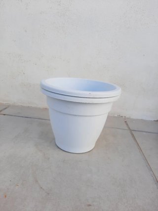 Macetas de plástico blancas