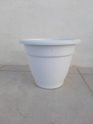 Macetas de plástico blancas