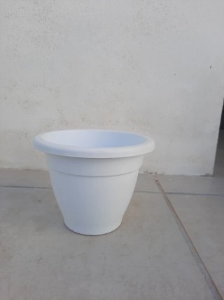 Macetas de plástico blancas