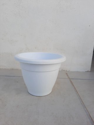 Macetas de plástico blancas