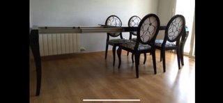 Mesa de comedor y 4 sillas.