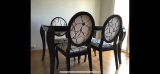 Mesa de comedor y 4 sillas.