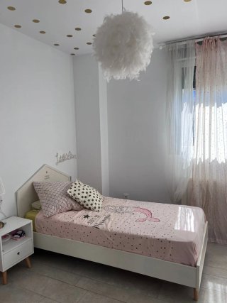 Cama infantil blanca con diseño de estrellas