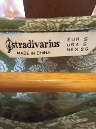Blusa Stradivarius verde y beige estampada