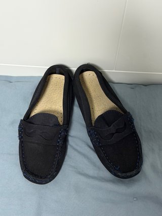 Mocasines niño ante azul marino