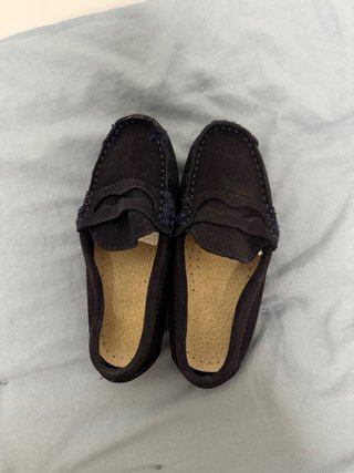 Mocasines niño ante azul marino