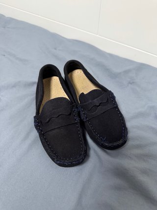 Mocasines niño ante azul marino
