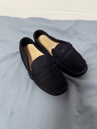 Mocasines niño ante azul marino