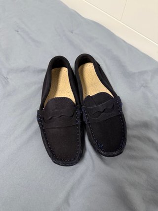 Mocasines niño ante azul marino