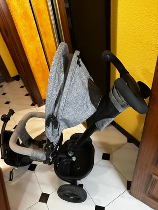 Triciclo gris para bebé