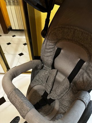 Triciclo gris para bebé
